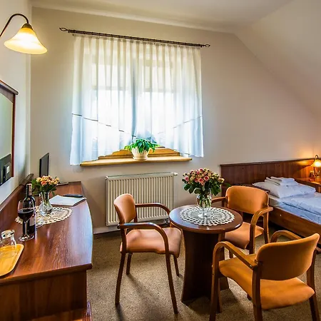 Gosciniec Na Rozdrozu 모텔 Libiaz